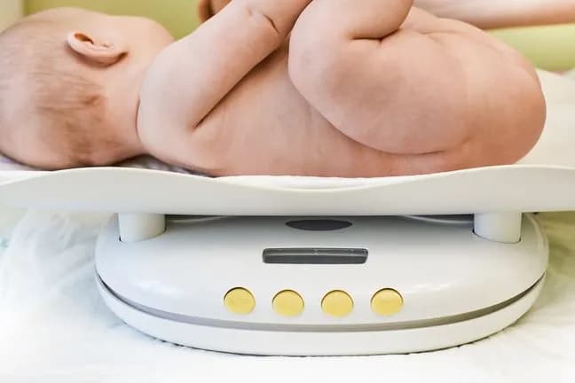 Ile powinno ważyć 5 miesięczne dziecko? Praktyczna tabela wagi